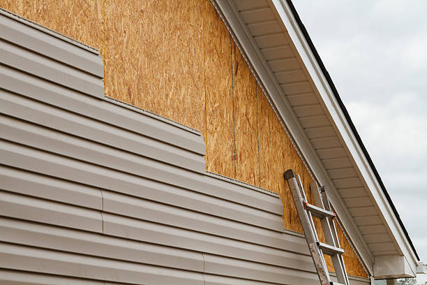Professional Siding Installation technician working in Fort Myer, VA
